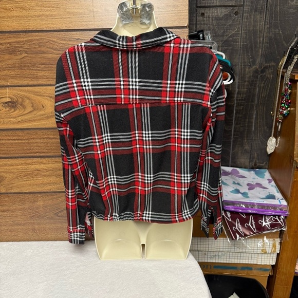 No Boundaries size small (3/5) Plaid Button-Up Shirt with Tie Hem - Picture 5 of 7